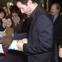 keanu-reeves-signing-autograph