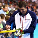 michael-phelps-signing-autographs