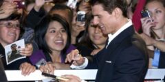 Tom Cruise signs autographs for his Mexican fans
