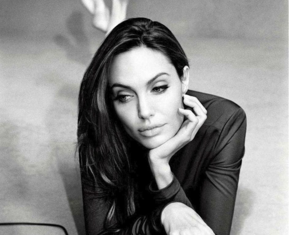 Is Angelina Jolie Left Handed Islefthanded Com
